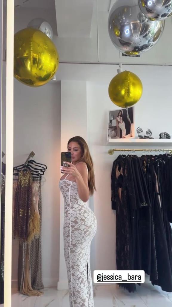 徐娘半老！皮蓬前妻穿吊帶裙自拍，這身材也太炸裂了！