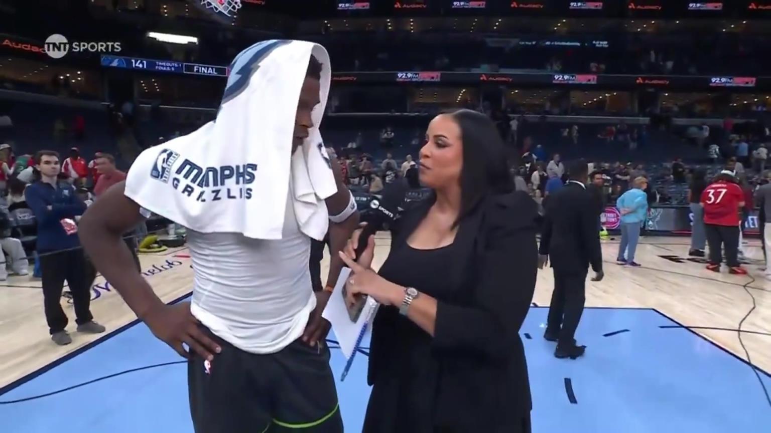 華子賽后接受一位豐滿女記者的采訪！