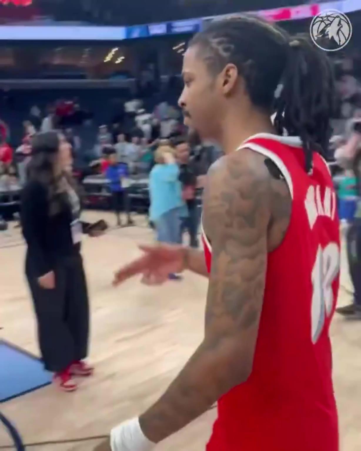 笑死！莫蘭特賽后與華子握手，竟然也是比出“手槍”的手勢