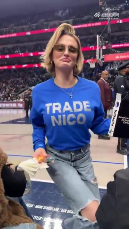 主場不準(zhǔn)球迷打印“解雇Nico”標(biāo)語，女球迷就出此下策