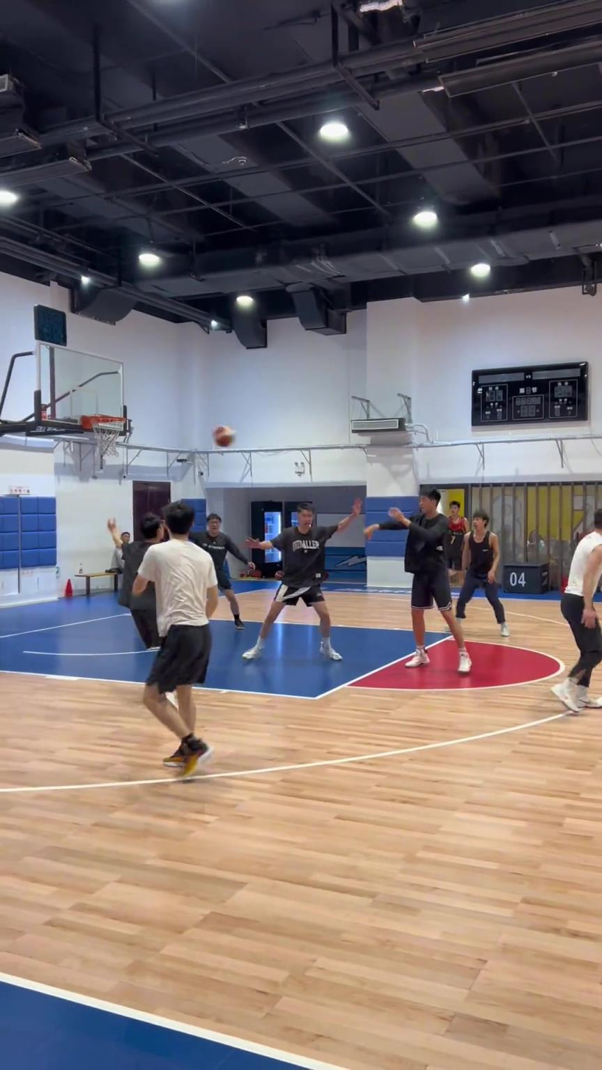 對手回家后：老婆，我今天在野球場匹配到巔峰馬刺隊(duì)了！