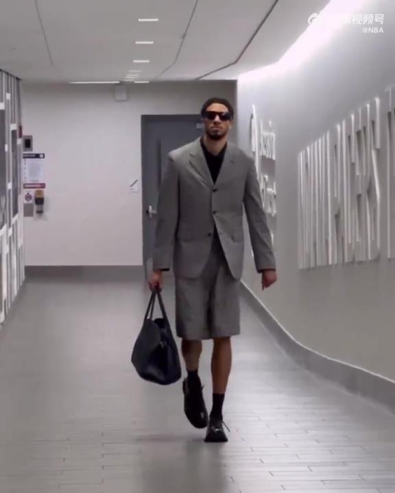 時尚潮男！哈利今日一身灰西裝短褲墨鏡搭配入場 腿真細(xì)！