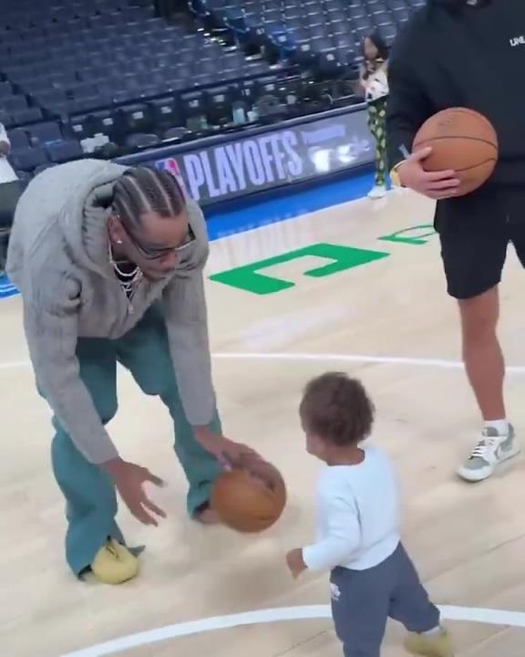 Ares 像他爸爸一樣打籃球