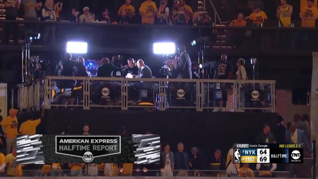 ??？轉(zhuǎn)播鏡頭給到解說看臺，奧尼爾居然抱著一個人在彎舉