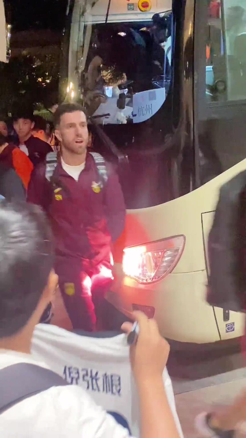韋世豪嚇得箭步逃跑！國足深夜到酒店差點被摁在車頭不讓走