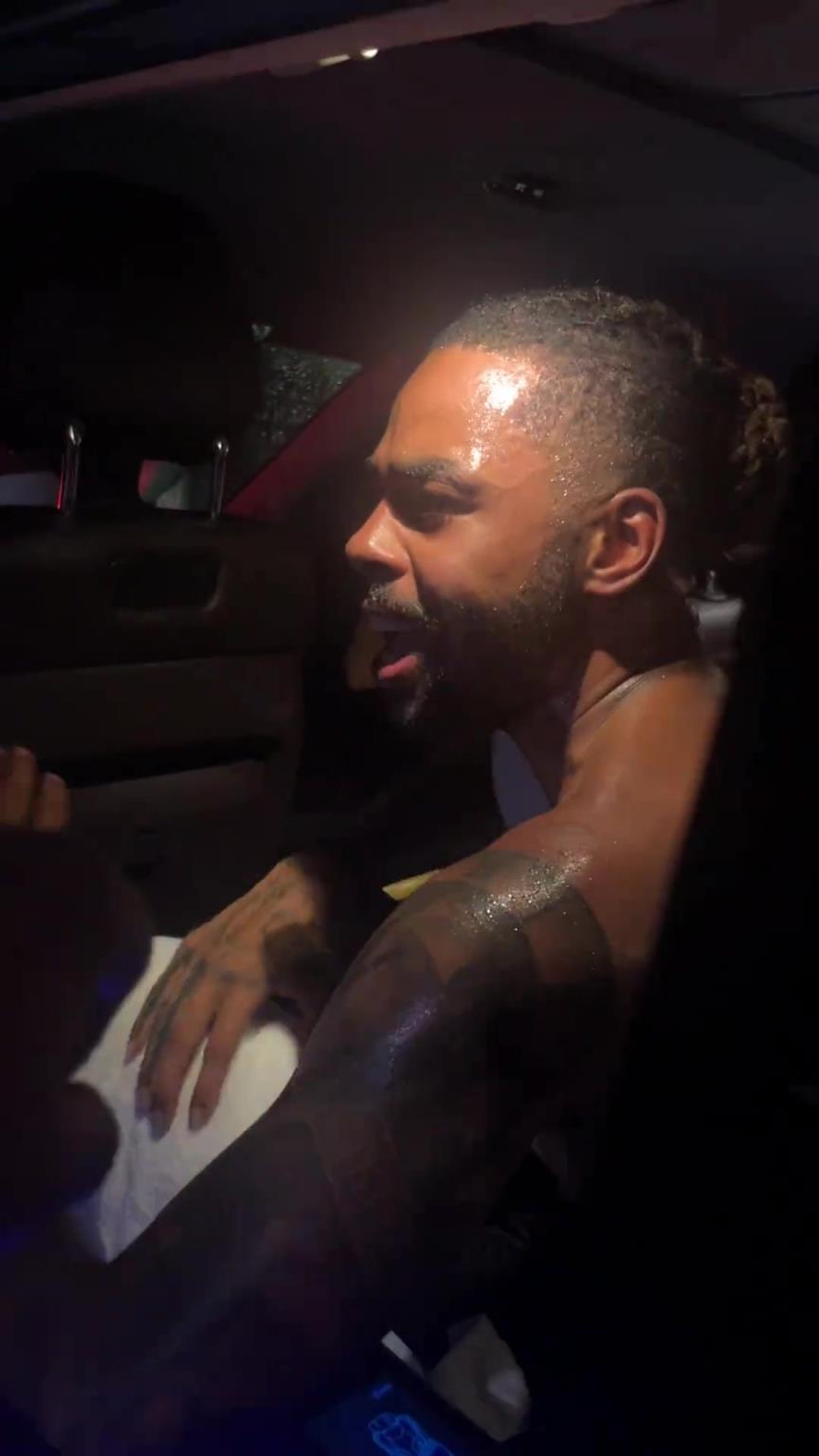 太熱情了！拉塞爾中國行坐車離開球迷們被團(tuán)團(tuán)圍住