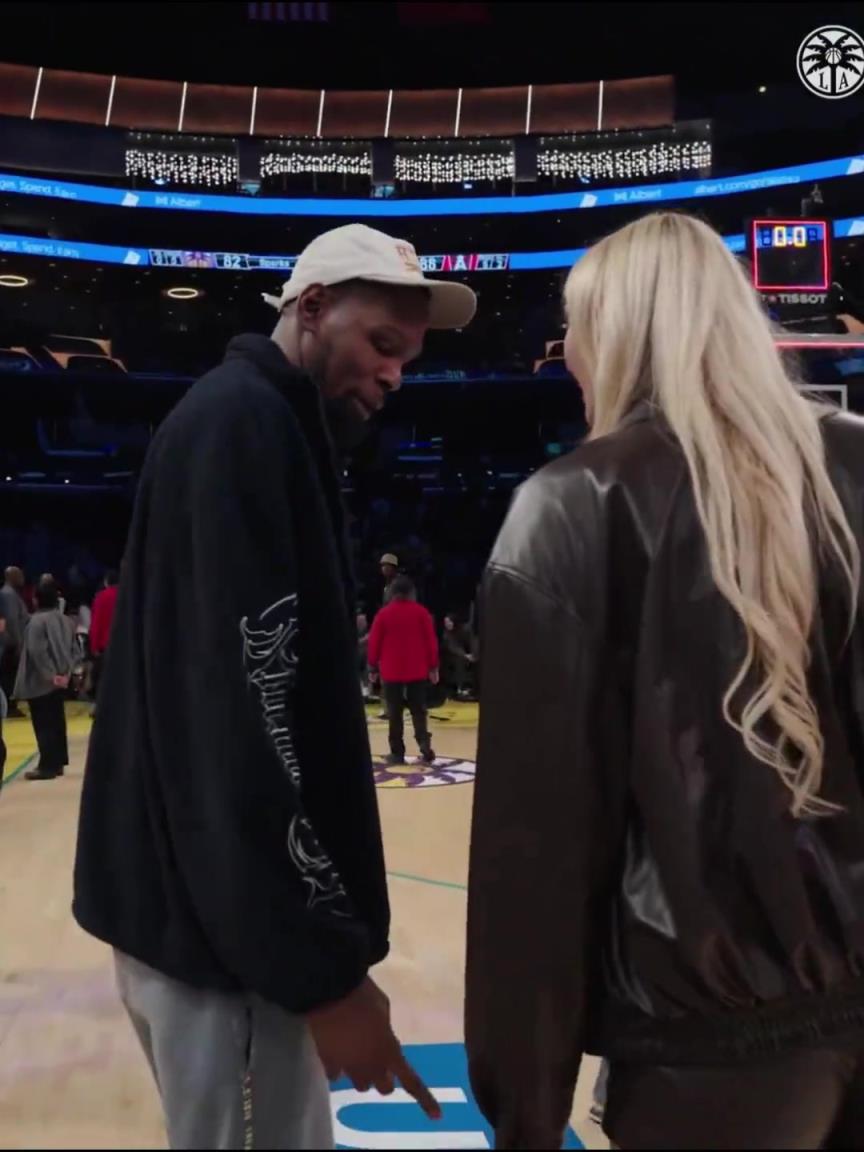 小帥這氣質(zhì)！杜蘭特與庫里教妹布林克擁抱，眼睛好像一直偷瞟布林克大長腿