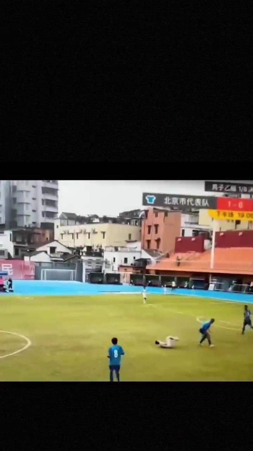 太可怕了！全運(yùn)會(huì)驚現(xiàn)殺人足球，球員將對手直接踢骨折