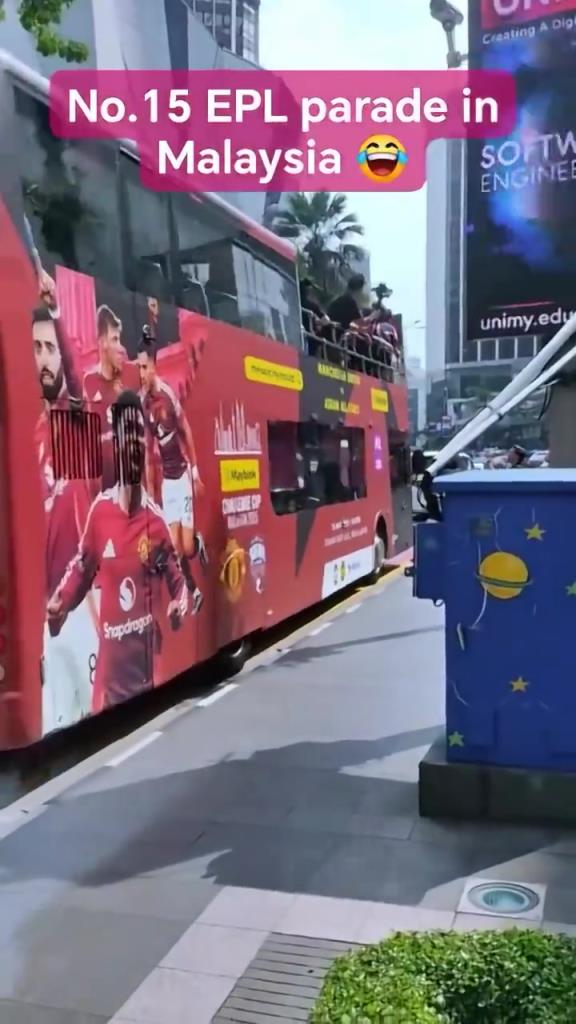 游街示眾？曼聯(lián)在馬來西亞街頭大巴游行，球迷笑噴