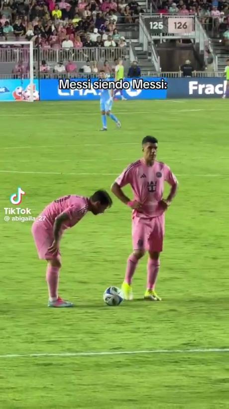 哈哈！梅西擺任意球偷偷往前挪被裁判抓包