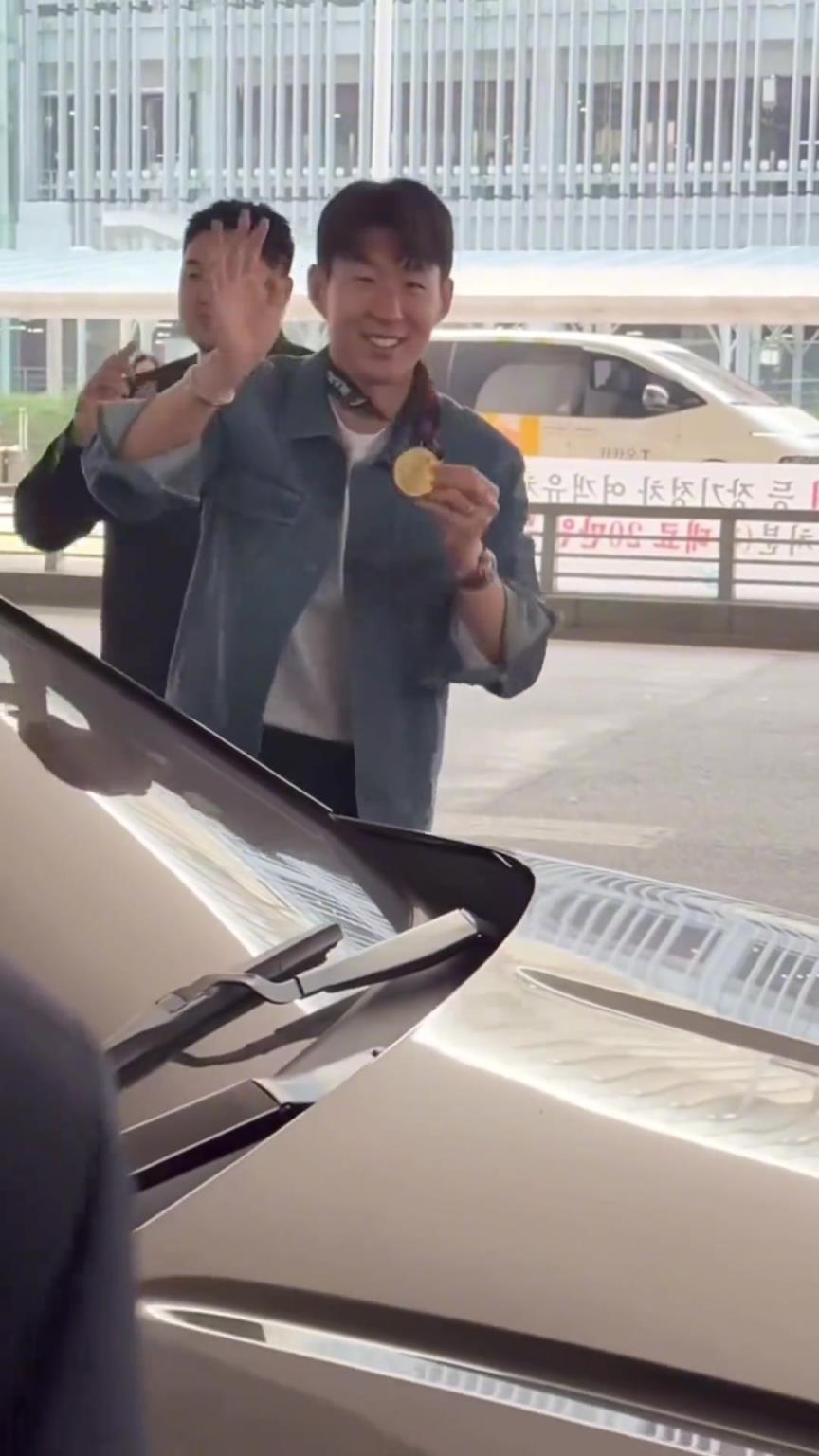 衣錦還鄉(xiāng)！孫興慜返回韓國，眾多女球迷讓其把歐聯(lián)獎牌戴上