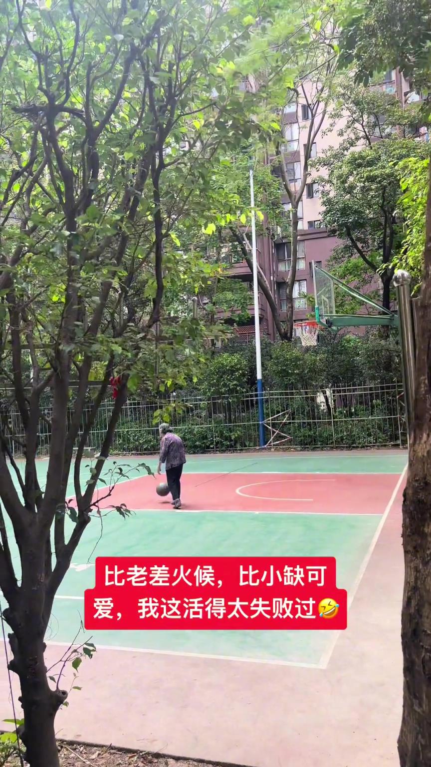 這阿婆單手一投一個(gè)準(zhǔn)，姜還是老的辣