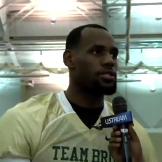 哥兩個(gè)還會(huì)這個(gè)??？11年NBA停擺期間老詹和阿杜組隊(duì)玩橄欖球