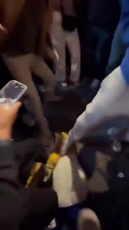 驚！尼克斯大勝步行者后，哈利伯頓遭主場(chǎng)球迷群毆