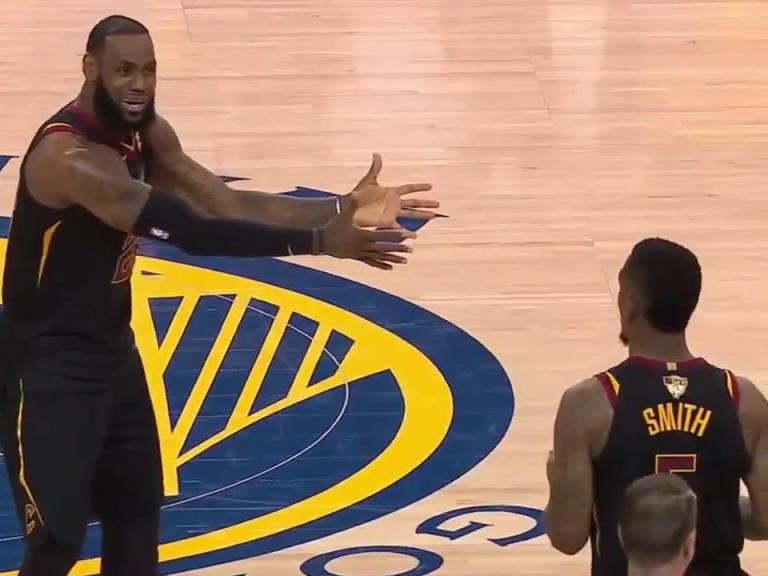 名場(chǎng)面！JR搶下關(guān)鍵籃板沒看表，老詹質(zhì)問JR為何傳球