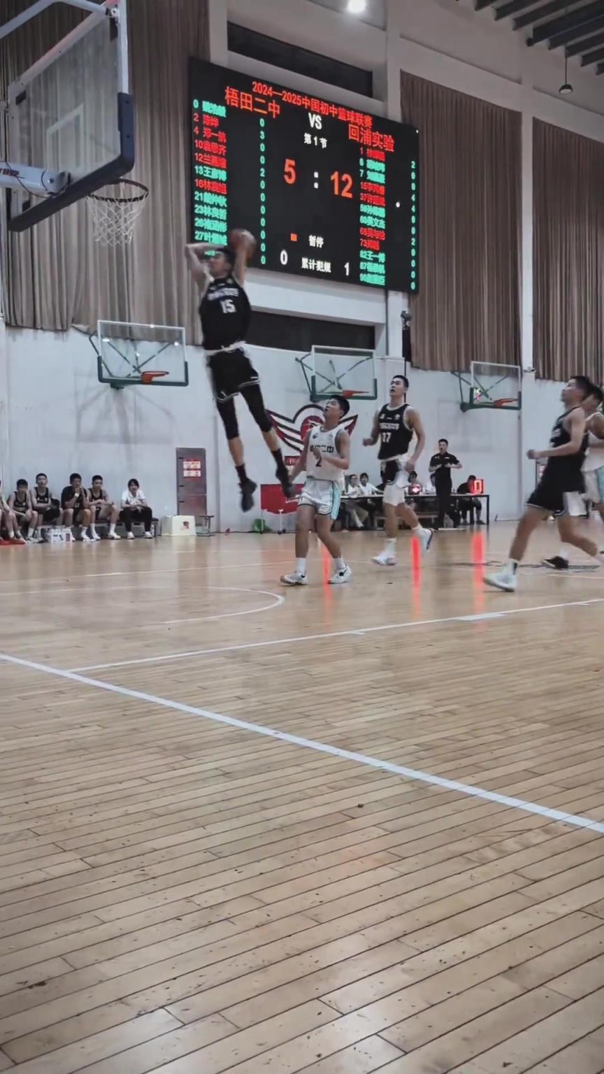 起來就扣??！現(xiàn)在的初中生都這么打球的嗎