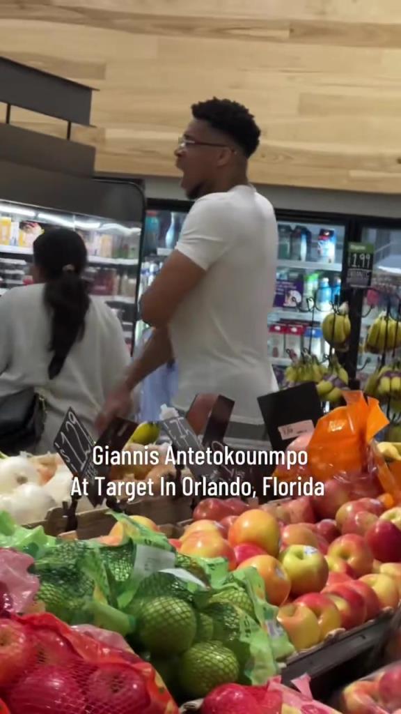 好男人?。∽帜父缭趭W蘭多度假 陪妻子一起逛超市