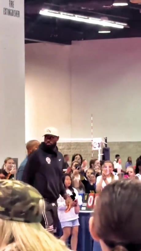 什么是巨星??！詹姆斯現身排球場被小球迷包圍 這就是行走的流量