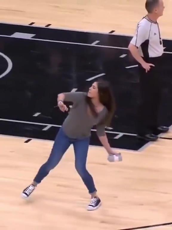 不愧是美國女籃主力，普拉姆的力量太嚇人了