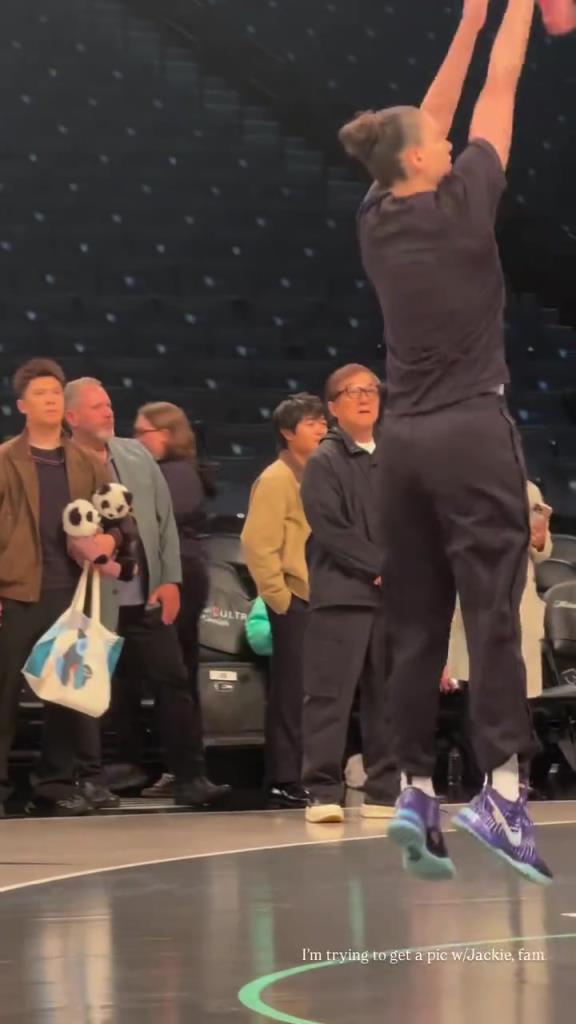 71歲成龍現身巴克萊中心看女籃比賽：她們投籃怎么那么準?。?！