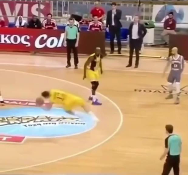 下地真快！搶斷這哥們兒多少是有點門將基礎