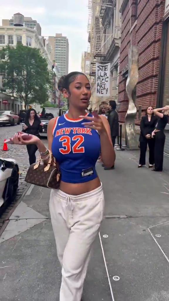 哇塞！一豐滿尼克斯女球迷身穿唐斯球衣，真是太吸引眼球了