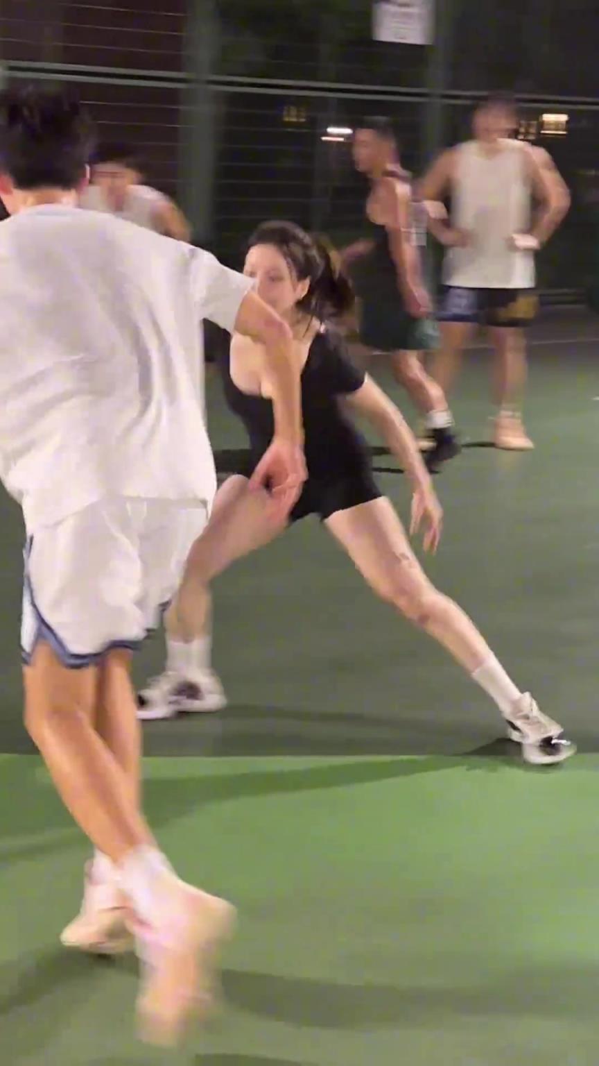 小姐姐防得真兇！瘦點(diǎn)的男生都拿她沒辦法